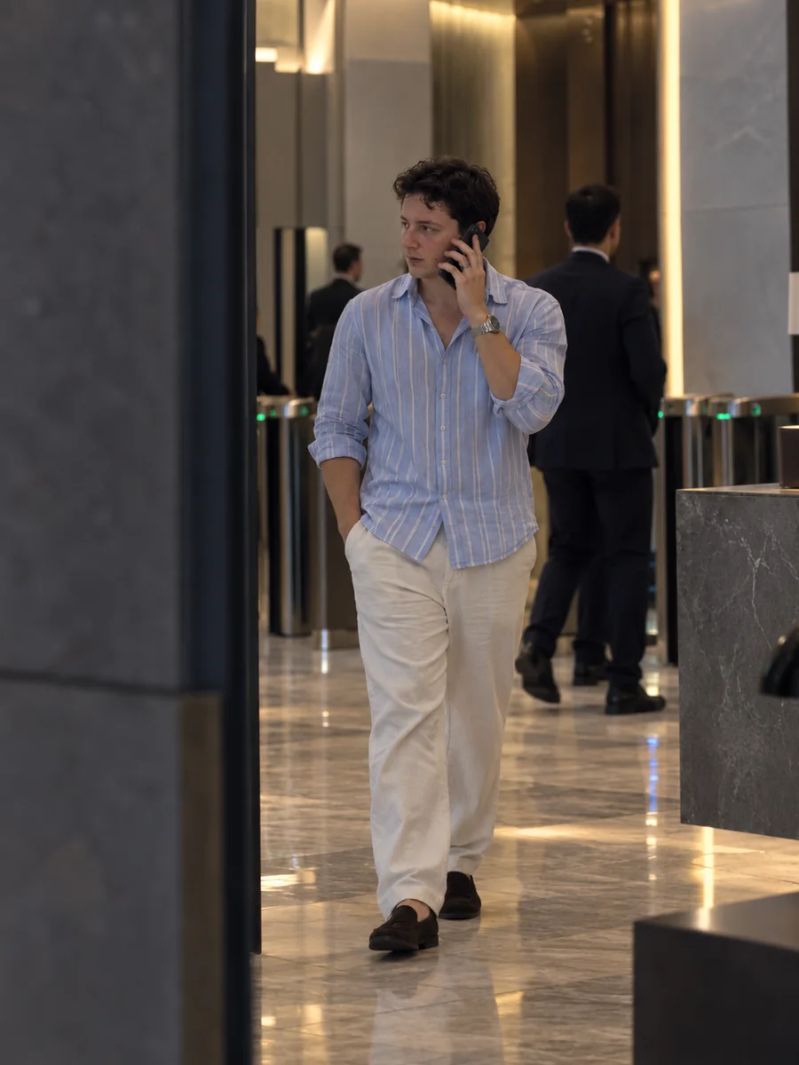 Morgan Bouchard au téléphone dans le hall d'un immeuble