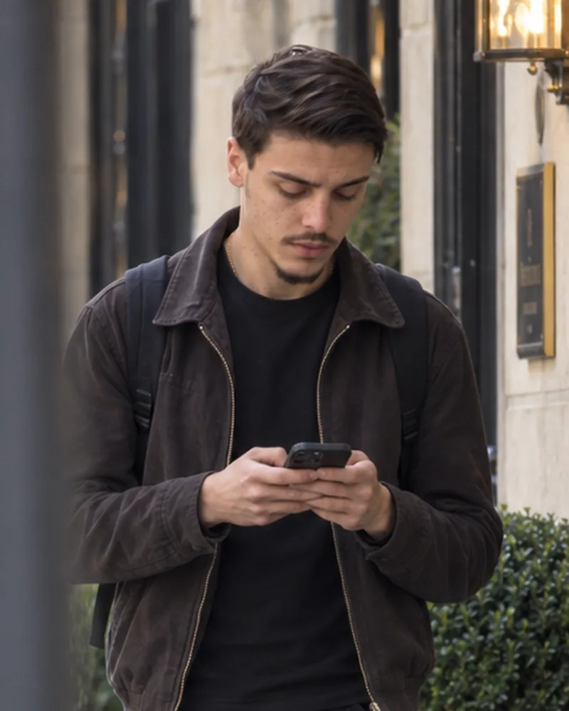 Nolan Bloch, téléphone en main